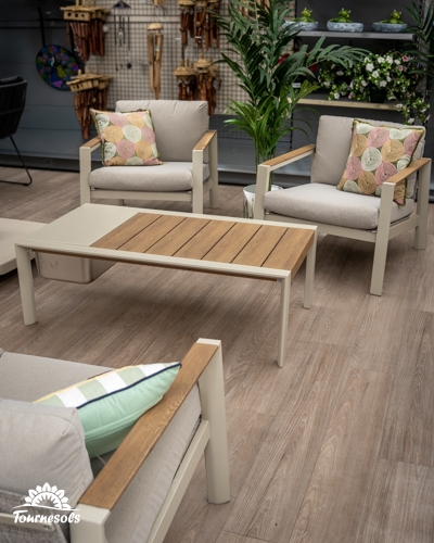 Salon de jardin avec fauteuils beiges et table basse rectangulaire en aluminium et bois, avec un bac à glaçons intégré.